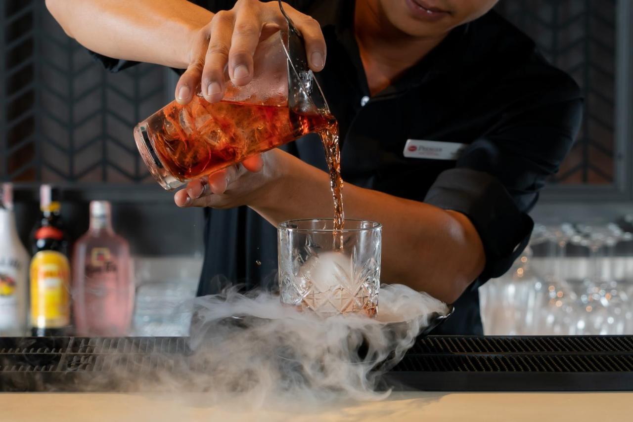 Bayphere Hotel Pattaya Jc Jomtien Beach Zewnętrze zdjęcie A bartender pouring a cocktail