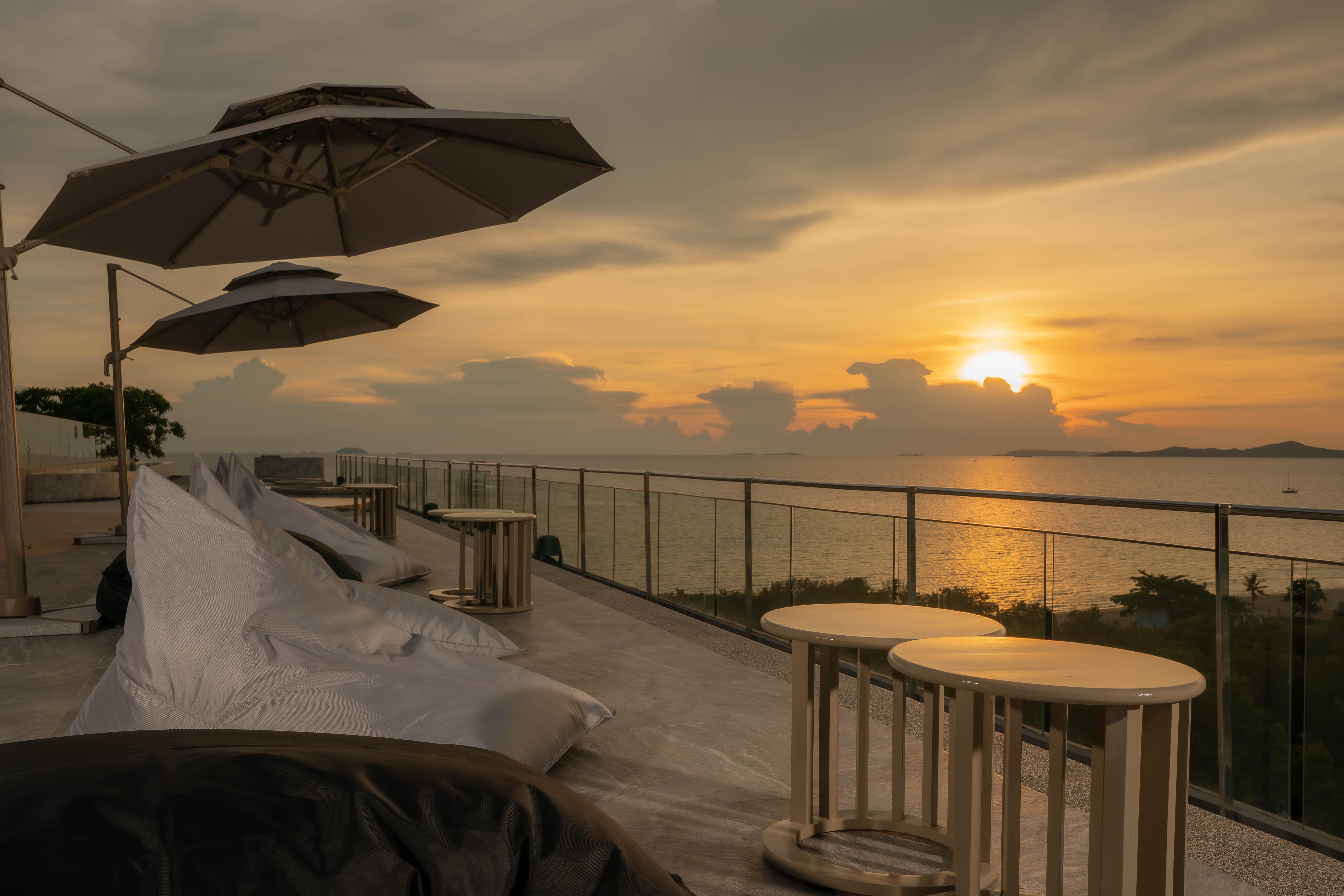 Bayphere Hotel Pattaya Jc Jomtien Beach Zewnętrze zdjęcie Sunset at the rooftop bar