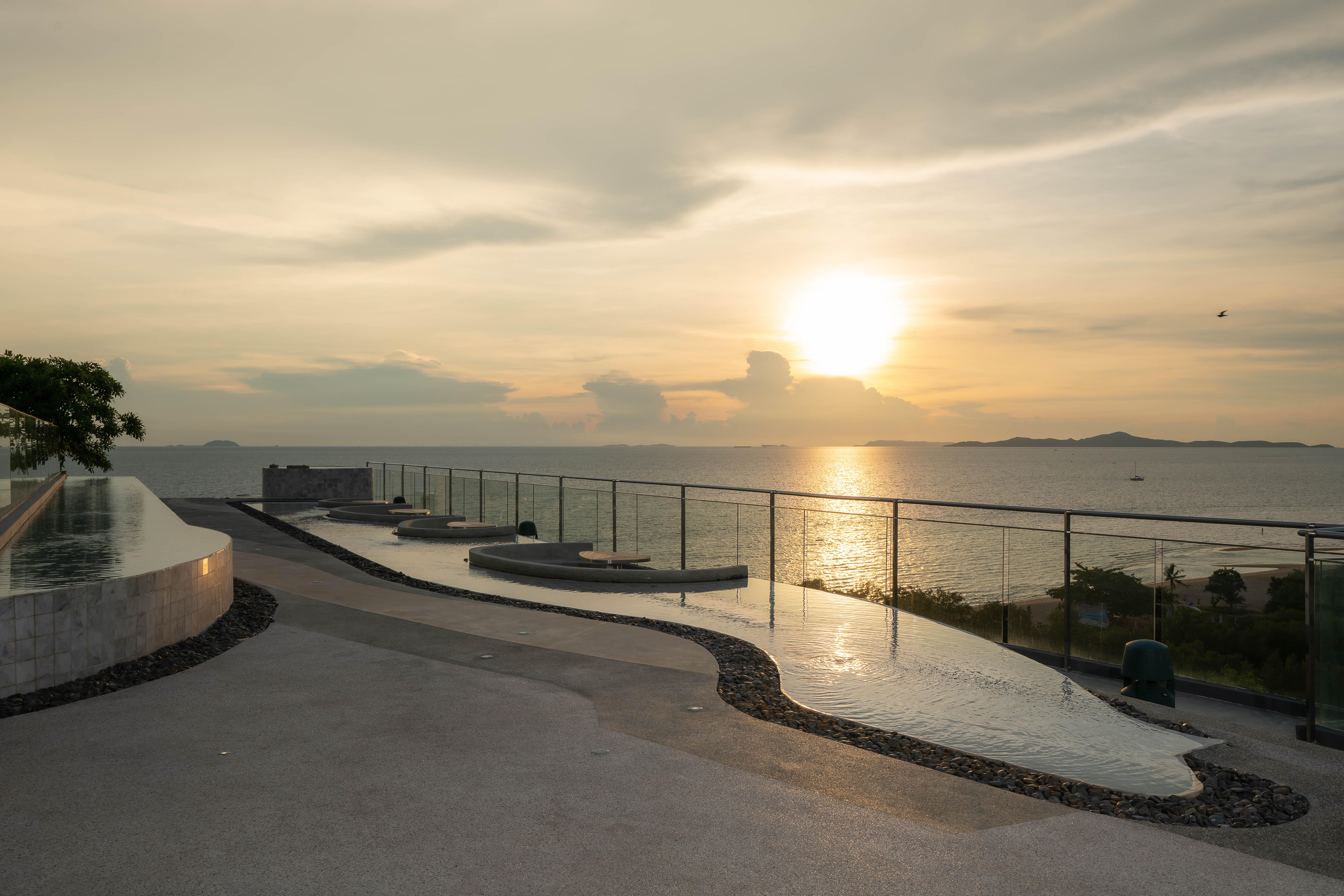 Bayphere Hotel Pattaya Jc Jomtien Beach Zewnętrze zdjęcie Sunset at the viewing platform
