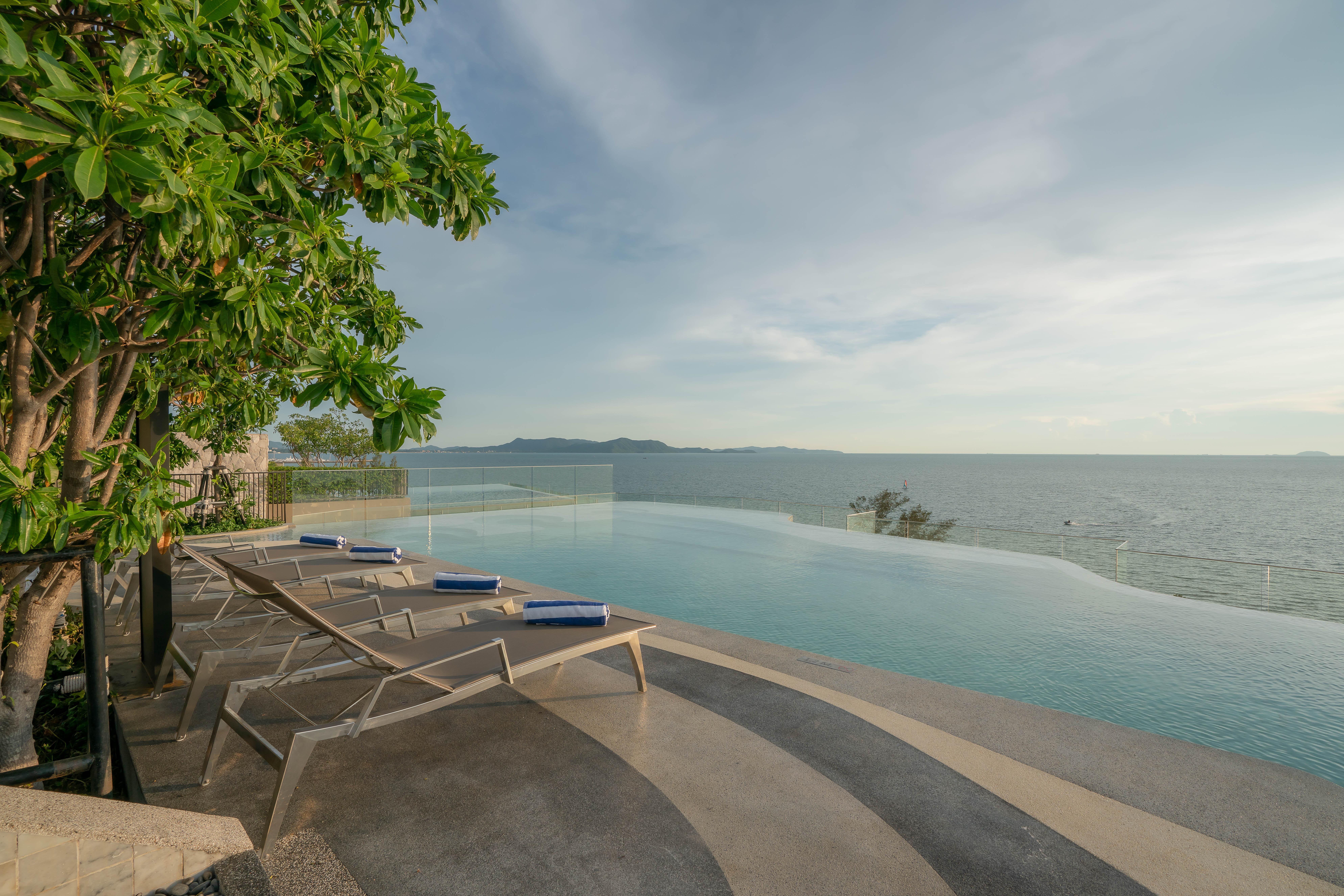 Bayphere Hotel Pattaya Jc Jomtien Beach Zewnętrze zdjęcie Infinity pool at the hotel