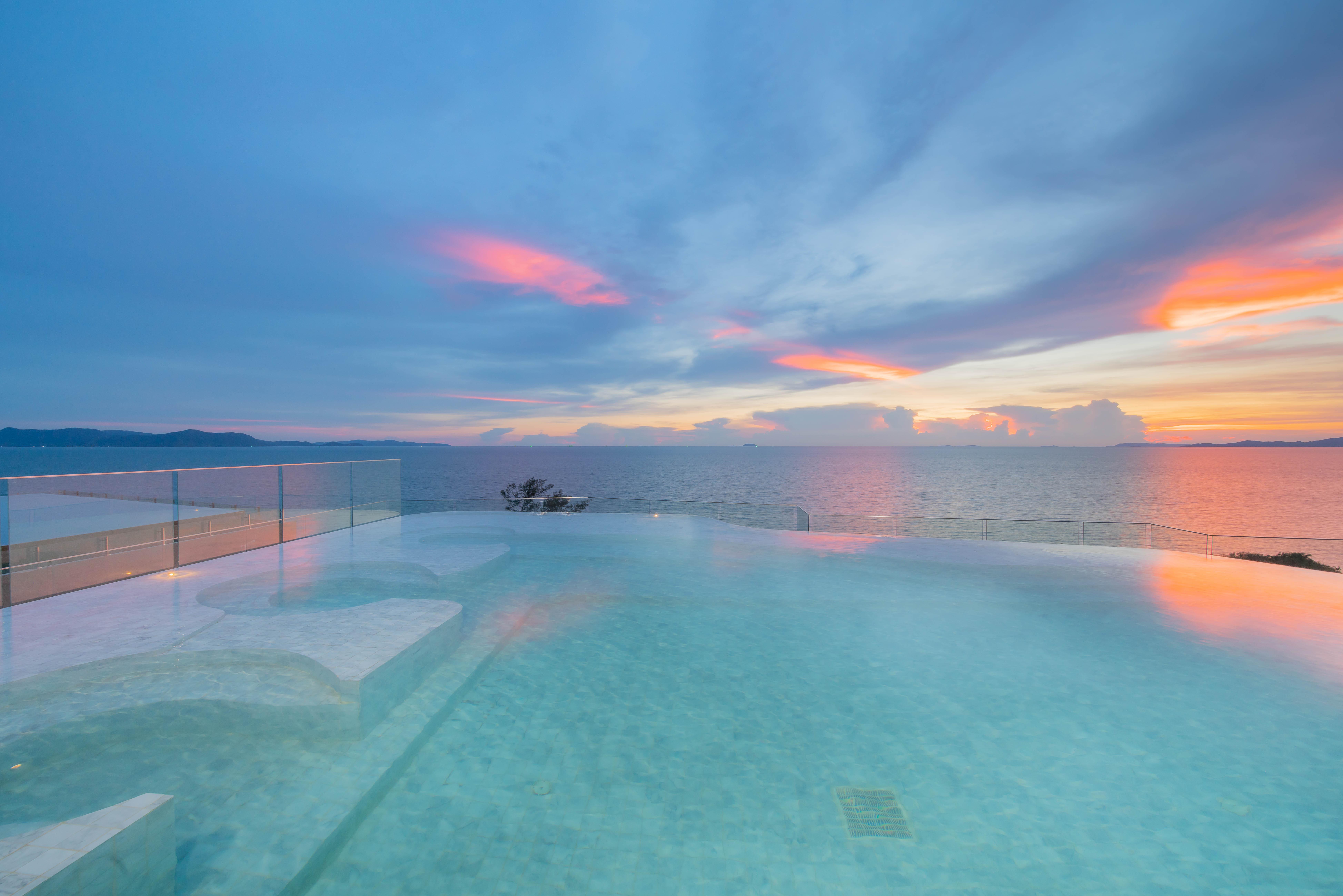 Bayphere Hotel Pattaya Jc Jomtien Beach Zewnętrze zdjęcie Sunset at the rooftop pool